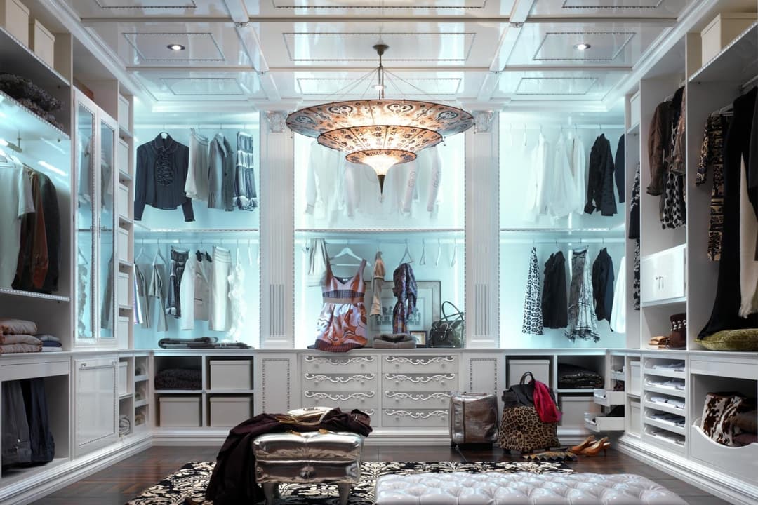 ÖZEL TASARIM Gümüş oymalı dekorlu beyaz gardırop Odası